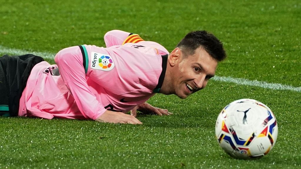 Lionel Messi mira la pelota en el partido entre Barcelona y Valladolid en el Estadio José Zorrilla. (César Manso / AFP)