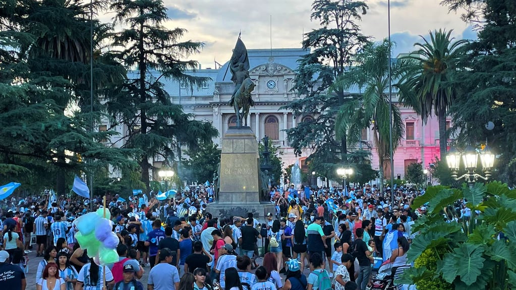 Desde el bronce, el general Manuel Belgrano parece conducir el festejo de los hinchas jujeños en la tarde que la "scaloneta" logró el pase a la final del Mundial 2022.