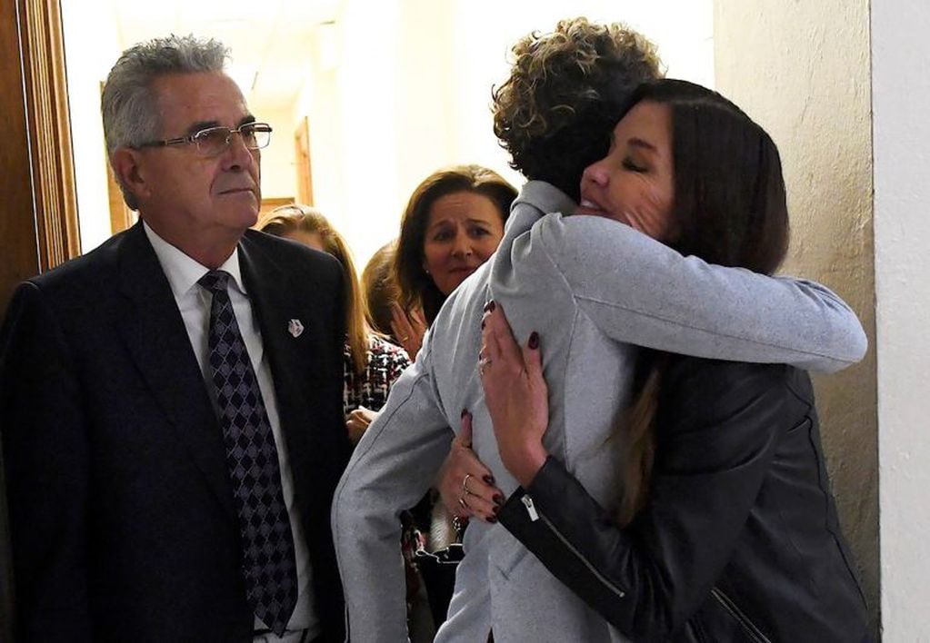 Andrea Constand y Janice Dickinson, otra víctima de Cosby, se abrazan luego de escuchar la sentencia. Crédito: Mark Makela/Pool Photo via AP.