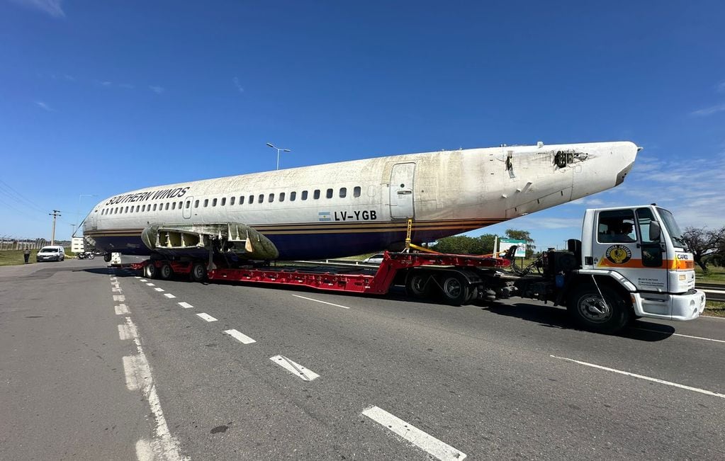 El avión fue trasladado desde el aeropuerto de Córdoba hasta Oncativo.