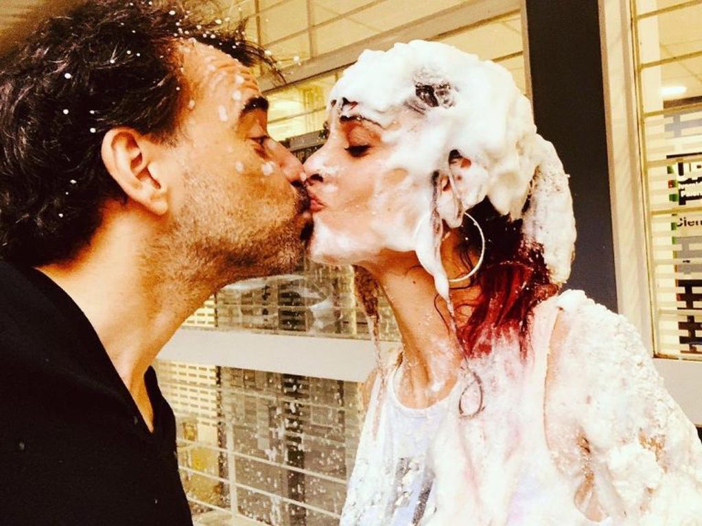 Martina Gusmán besa a Pablo Trapero tras recibirse de Licenciada en Psicología (Foto: Instagram/ @ptraper)