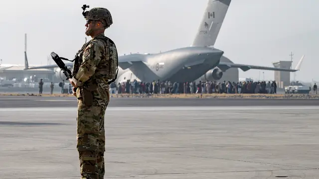 Soldado estadounidense en el aeropuerto de Kabul. (Sra Taylor Crul/US Air/Planet Pix vía Zuma Press Wire/DPA)