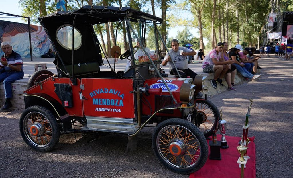 El 8º Encuentro Internacional de Motoviajeros, Cristo Redentor también tuvo su atracción con la presentación de autos antiguos.