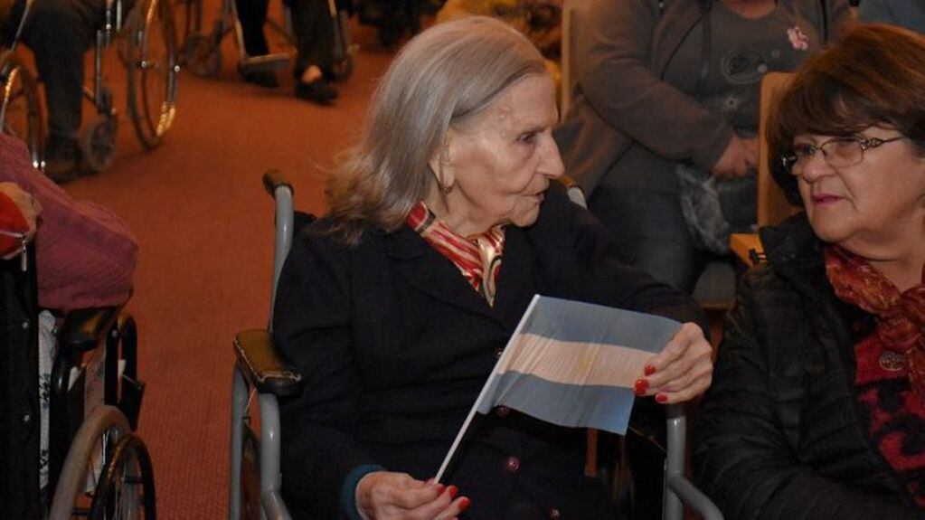 Josefa cumplió 100 años y se lo festejaron en el Hogar de Ancianos.