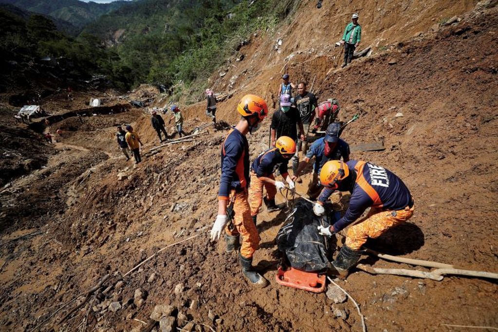 Miembros de los servicios de recate continúan con las labores de búsqueda de víctimas de un corrimiento de tierra causado por el tifón Mangkhut en la localidad de Ucab en el municipio de Itogon. (Foto: Francis R. Malasig/EFE)