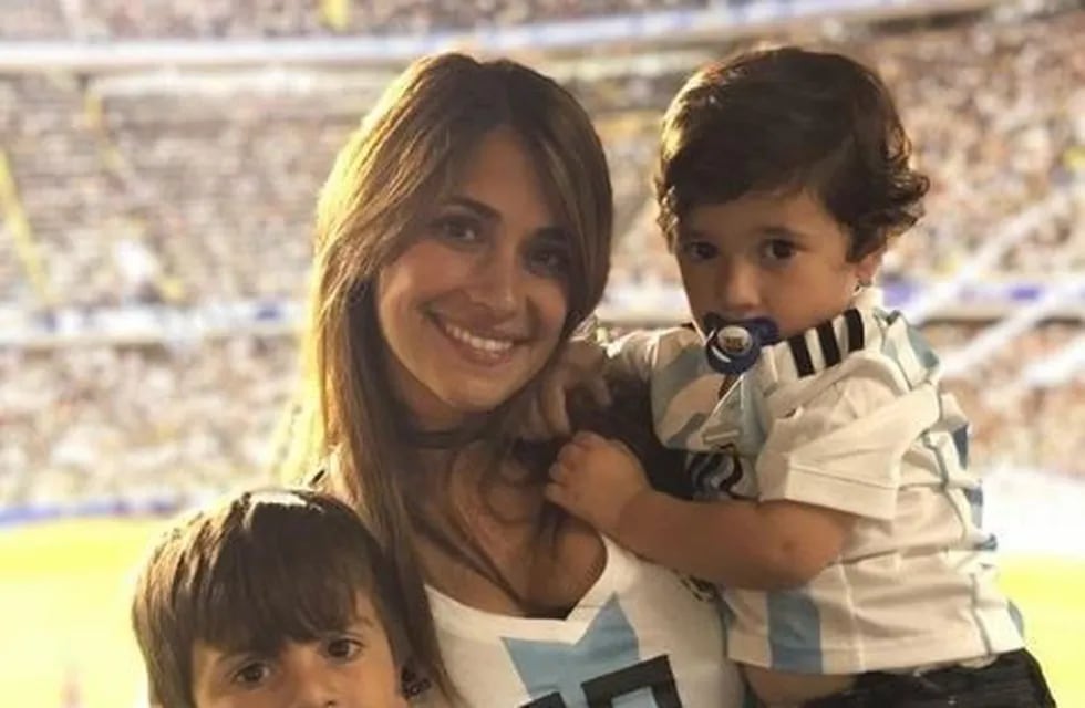 La esposa del futbolista del Barcelona mostró cómo se divierten sus hijos en España. (@antoroccuzzo88)