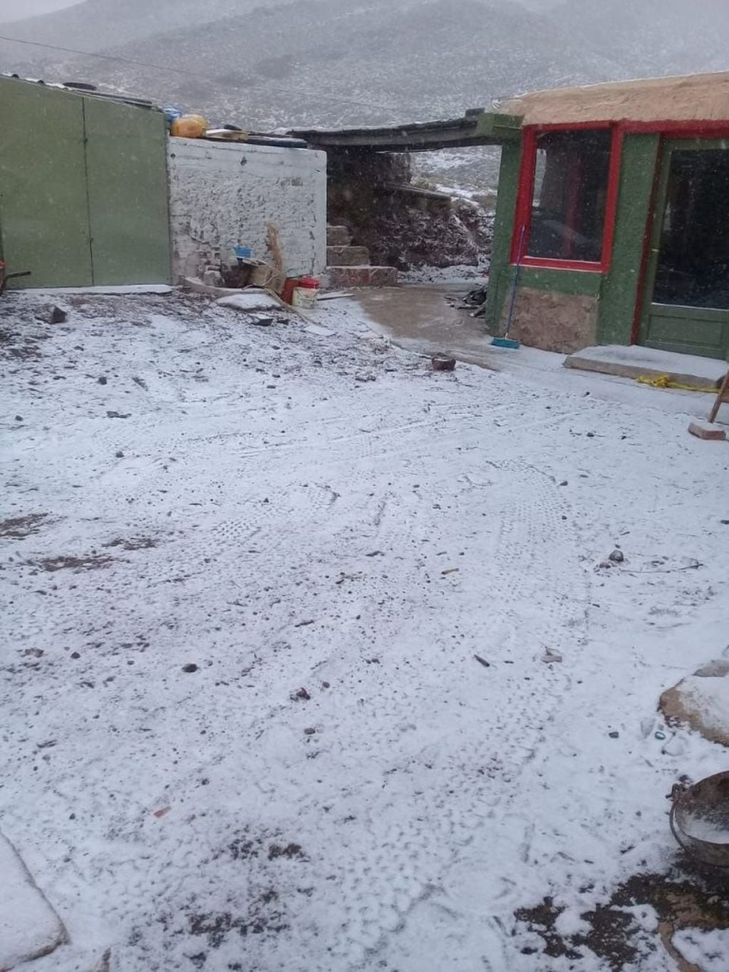 La nieve sorprendió a quienes se hospedaban en la reserva Don Carmelo, en San Juan.