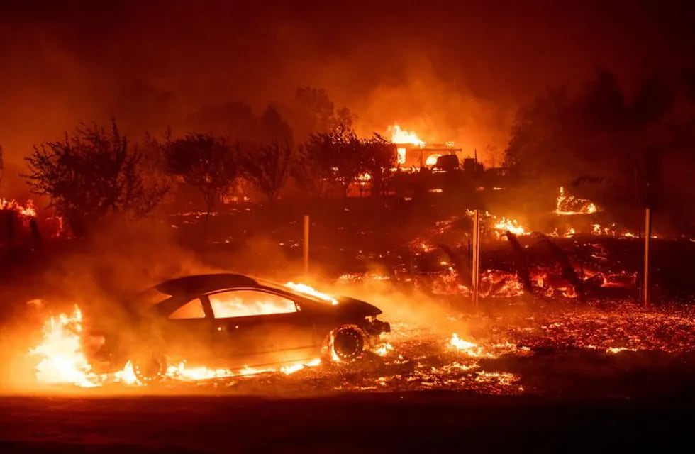 Devastador incendio en el norte de California: hay al menos 30 mil evacuados. Foto: AFP.