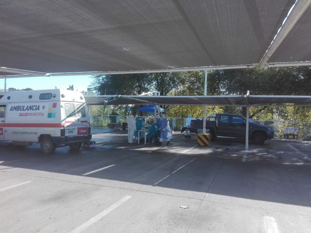 La Calera: personal médico de los dispensarios municipales realizaron los hisopados a los empleados del supermercado A Granel.