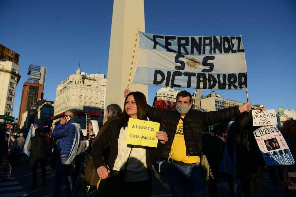 Marcha convocada por los jóvenes libertarios en el Obelisco contra las nuevas restricciones impuestas por el presidente de la nación  para frenar la curva de contagios del Covid 19. Ciudad de Buenos Aires Foto Clarin