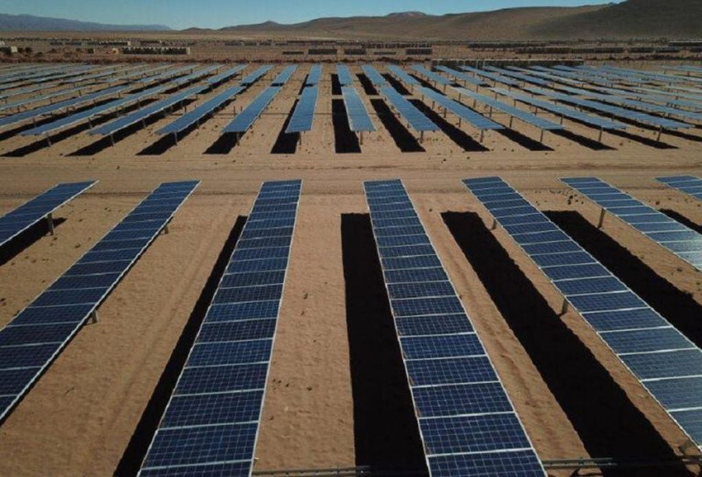 En las alturas de la Puna jujeña, más de un millón de paneles solares ocupan una superficie de 800 hectáreas, lo que la convierte en la planta solar más grande de Latinoamérica.