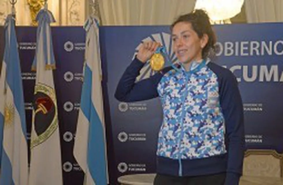 Cyntia Pinto, ganadora de la medalla dorada en los Juegos Panamericanos de Lima 2019, fue recibida por el gobernador Juan Manzur.