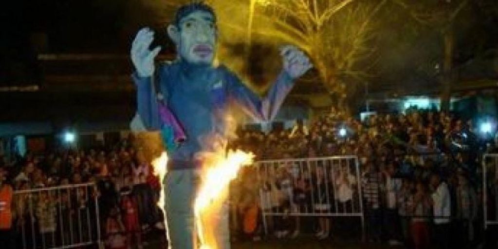 La quema del muñeco, una de las tradiciones de la festividad de San Juan.
