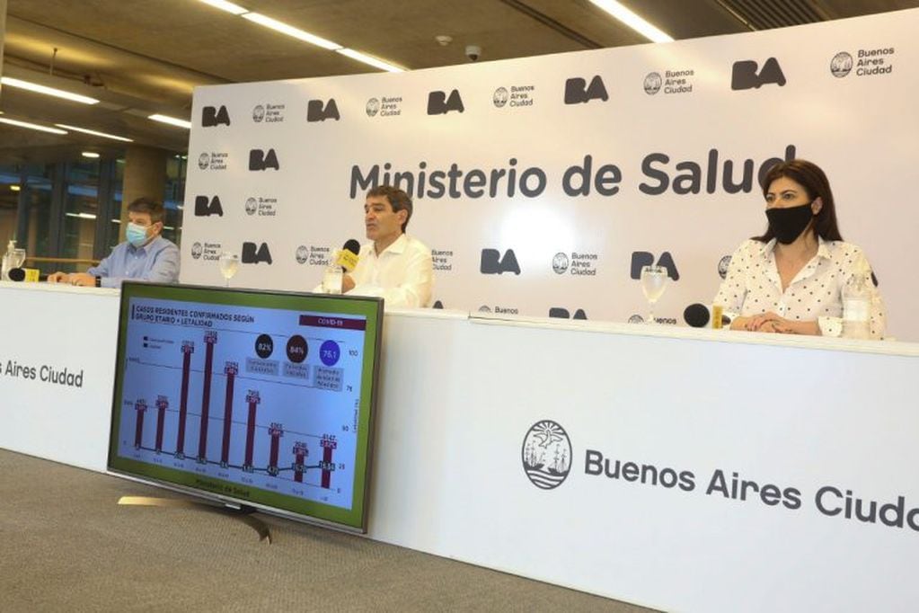 El ministro de Salud porteño, Fernán Quirós; el subsecretario de Atención Primaria, Gabriel Battistella, y la directora general de Planificación Operativa, Paula Zingoni. (Foto: Prensa GCBA)