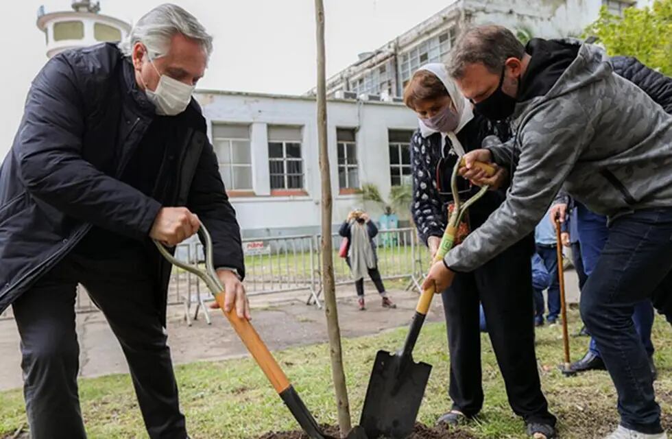 Aberto Fernández planta un árbol bajo la iniciativa de este Día de la Memoria