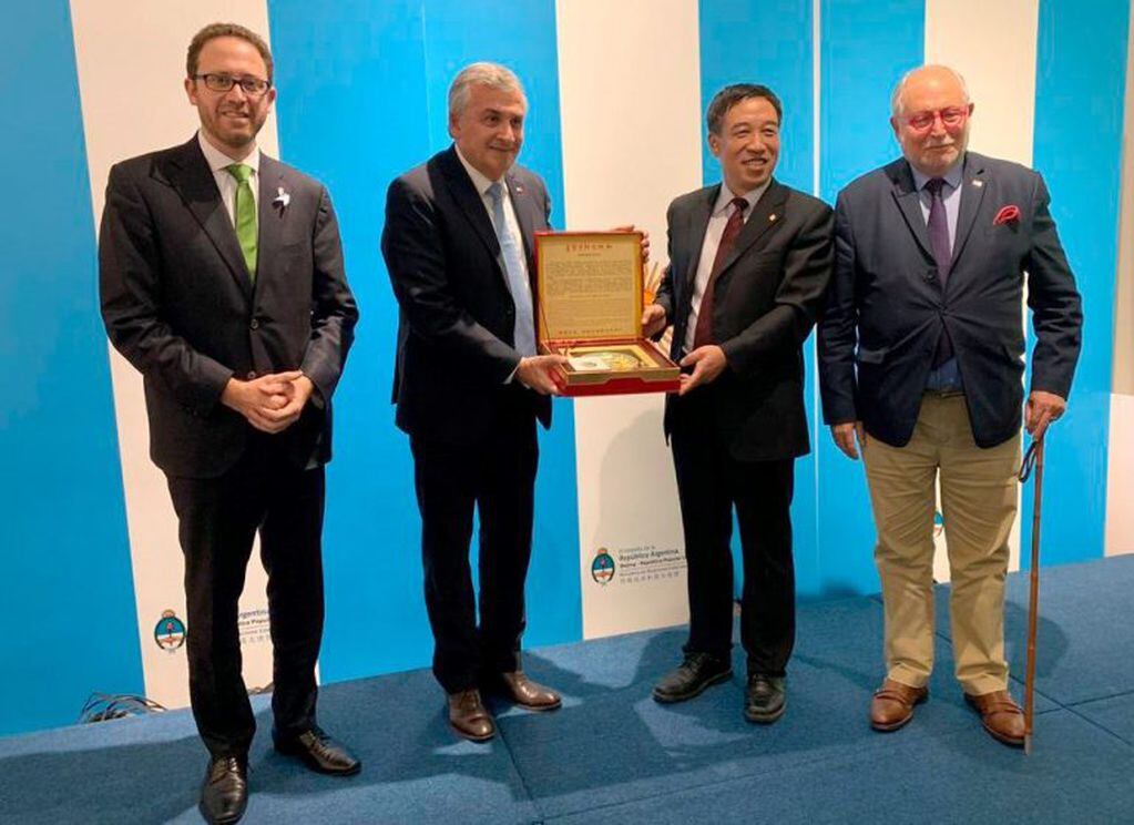 El gobernador Morales recibe un presente de manos del CEO de Power China International, Sun Hongshui.