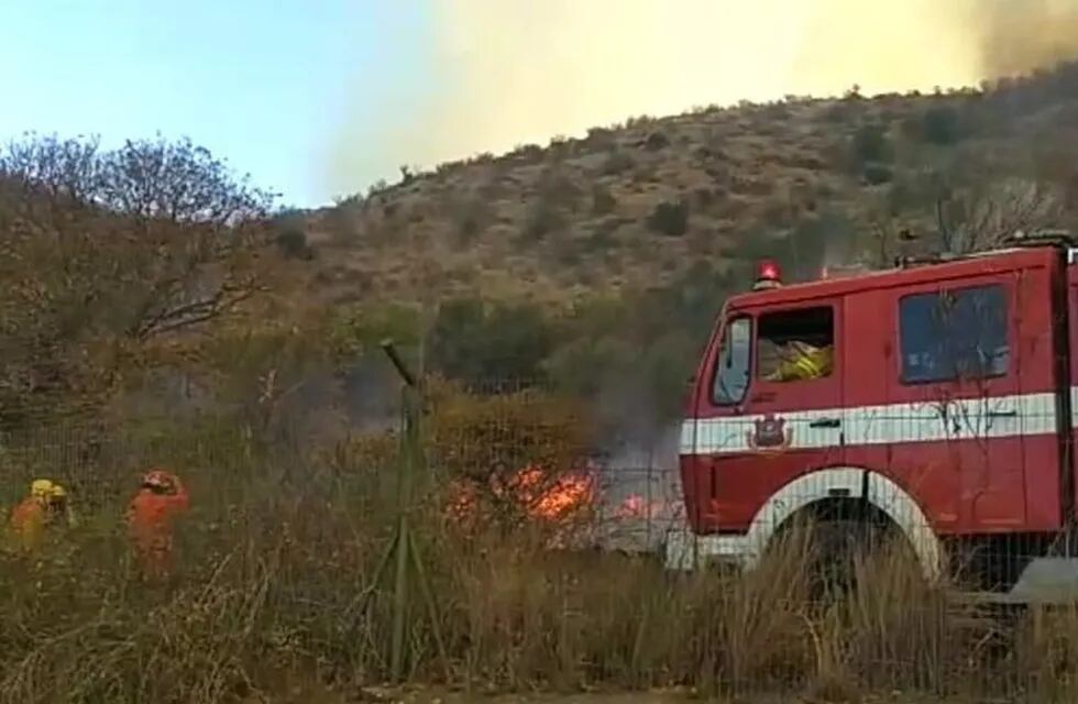 El fuego no da tregua: bomberos continúan luchando en dos focos aún activos. (Foto: Gobierno de Córdoba).