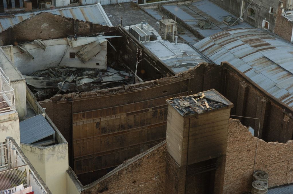 El 28 de julio de 2007, un incendio destruyó el teatro Comedia. Las llamas perforaron el techo de la sala (La Voz / Archivo).
