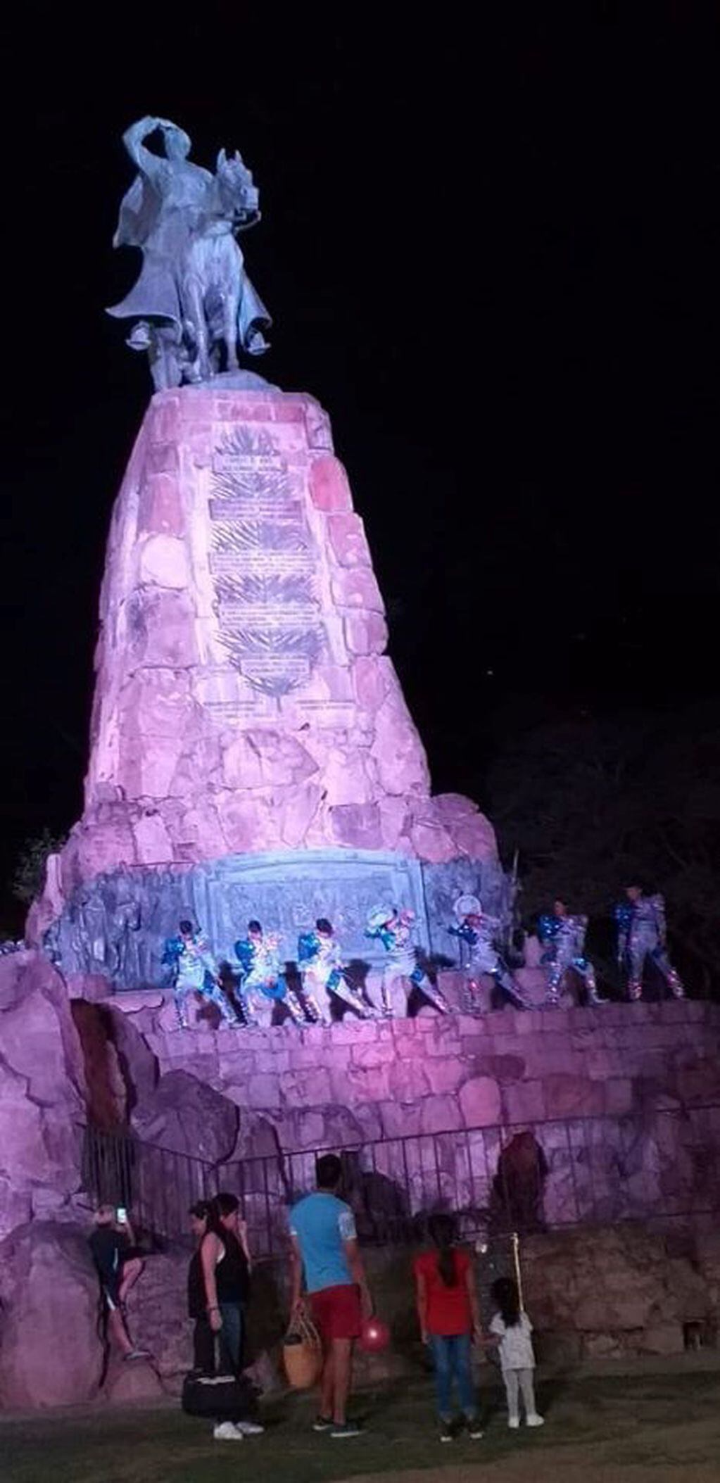 Indignación de los Gauchos de Güemes con los caporales que se subieron al Monumento