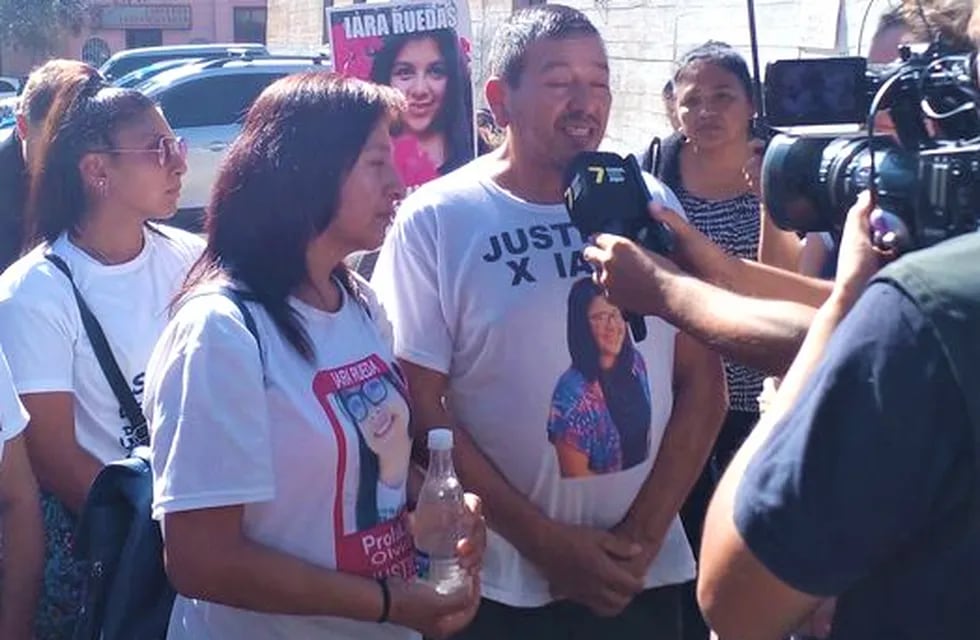 Mónica Cunchila y Juan Rueda, padres de Iara Rueda, la adolescente palpaleña víctima de femicidio. "No fue fácil verles las caras a los tres imputados", dijeron tras una audiencia preliminar en los Tribunales.