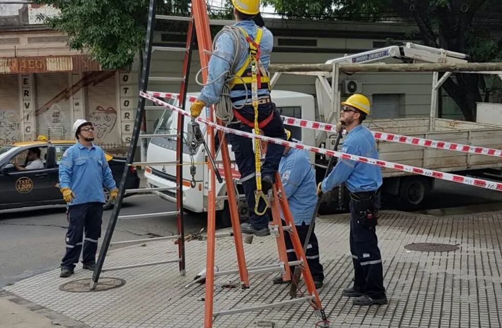 Trabajos de mantenimiento de la EPE en la ciudad de Santa Fe.