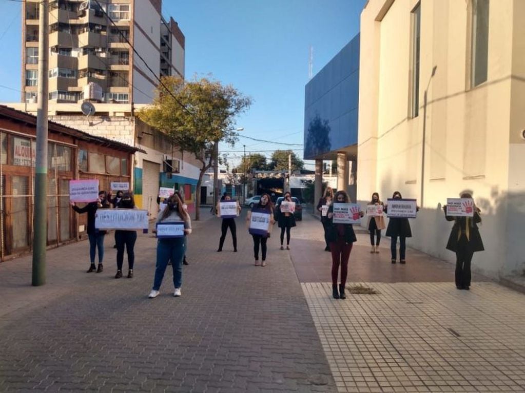 Mujeres autoconvocadas manifestándose de forma pacífica en la puerta del Teatro Municipal
