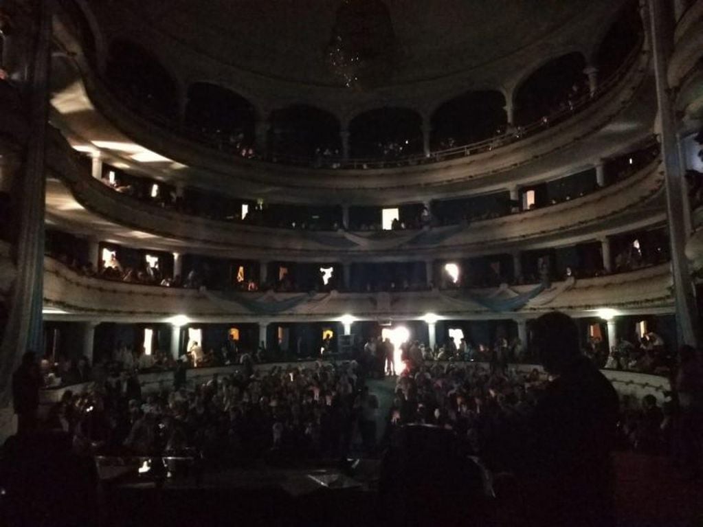 El teatro San Martín a oscuras en el juramento de los legisladores electos, tras un corte de luz en la provincia de Tucumán (Web).