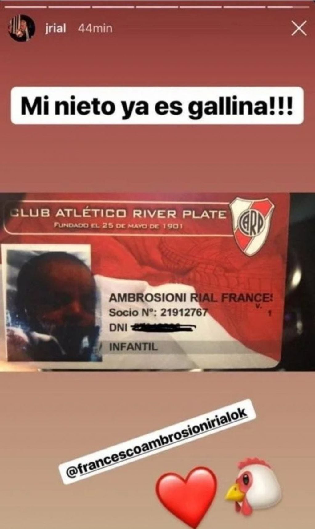 Jorge Rial subió a sus historias de Instagram una fotografía del carnet de socio de River de su nieto.