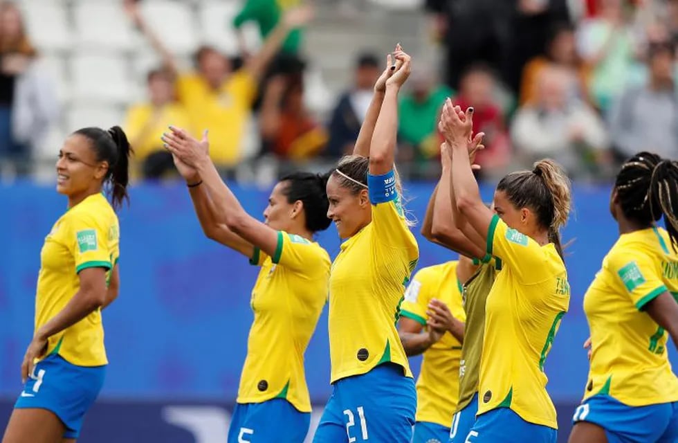 Grenoble (France), 09/06/2019.- Brazil's players celebrate their victory during the preliminary round match between Brazil and Jamaica at the FIFA Women's World Cup 2019 in Grenoble, France, 09 June 2019. (Mundial de Fútbol, Brasil, Francia) EFE/EPA/GUILLAUME HORCAJUELO