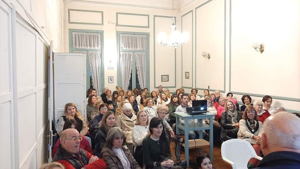 Exitosa charla de Ana Conti sobre Frida Khalo en la Sociedad Francesa de Tres Arroyos