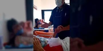 Esperanza sobre todas las cosas: enfermero de Eldorado le canta a sus pacientes