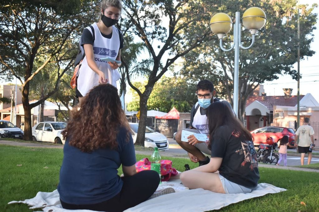 ”Jóvenes Voluntarios" concientizan a personas en los espacios públicos
