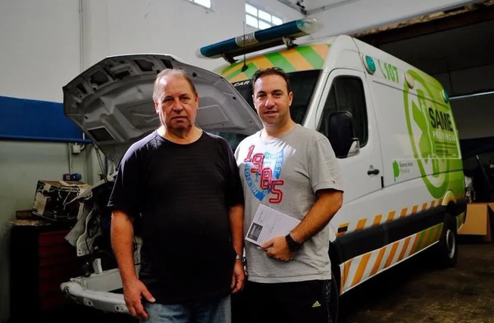 Un mecánico marplatense reparó gratis una ambulancia del SAME (Foto: Twitter Fernando Muro @FernandoMuroOK)