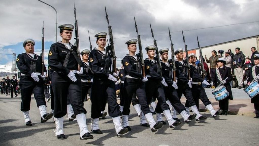 Desfile aniversario Ushuaia - La Armada Argentina fundó Ushuaia en 1884, cada 12 de octubre participa del desfile