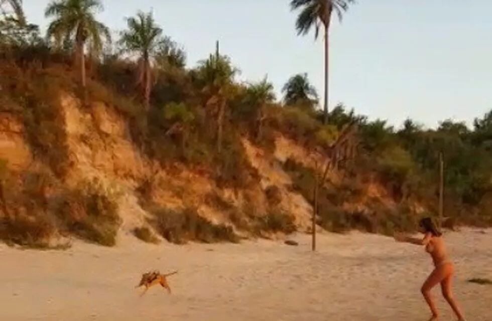 Video viral: desnudo total de una mujer en la playa de Ituzaingó