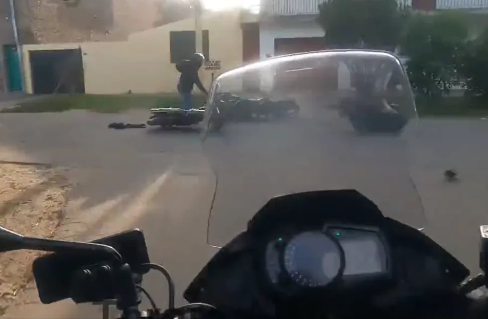 El motociclista impactó contra un policía en la huída.
