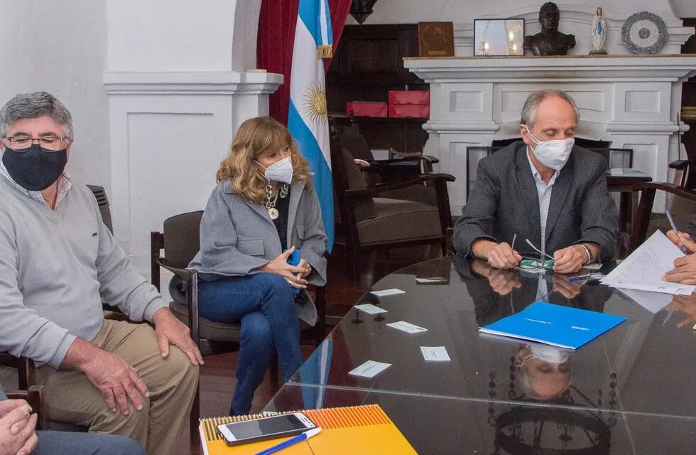 El intendente de Gral San Martín, Raúl Rufeil y el delegado de Vialidad Nacional, Guillermo Amstutz, suscriben el convenio para reparar las colectoras de la Ruta 7. Gentileza MGSM