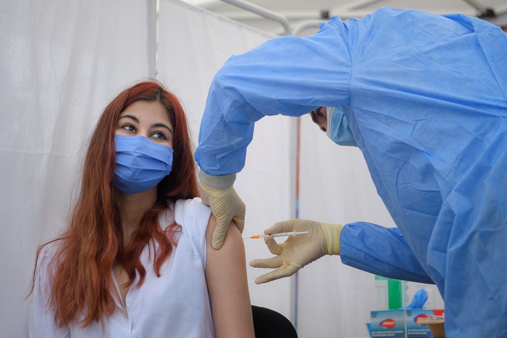 Una chica recibe la vacuna de Pfizer BioNTech contra el coronavirus, en Bucarest, Rumania.