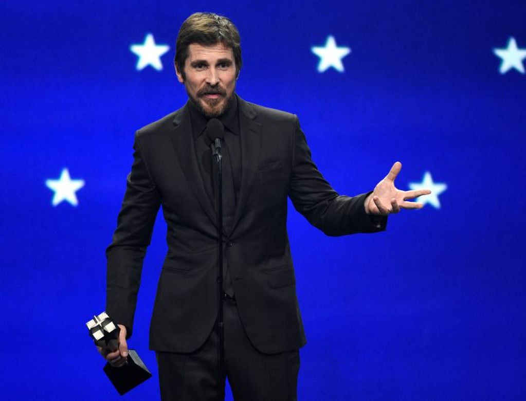 Christian Bale agradece su premio a Mejor actor de comedia por su papel en "Vice" en la edición 24 de los Critics' Choice Awards  (Foto: Chris Pizzello/Invision/AP)