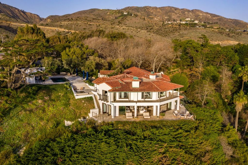 La empresaria Kim Kardashian compró una mansión en Malibú.
