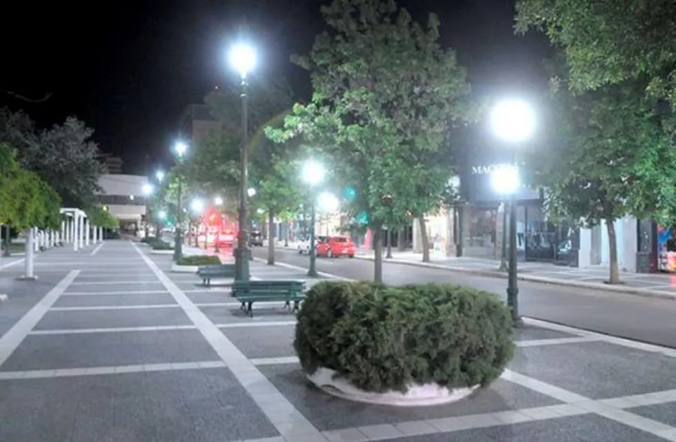 Recambio de luminarias en el centro de Santa Rosa (La Arena)