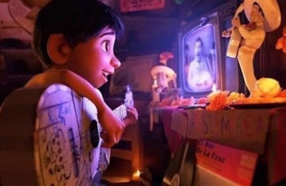 Escena de película Coco, inspirada en la celebración mexicana del Día de los Muertos (Clarín)