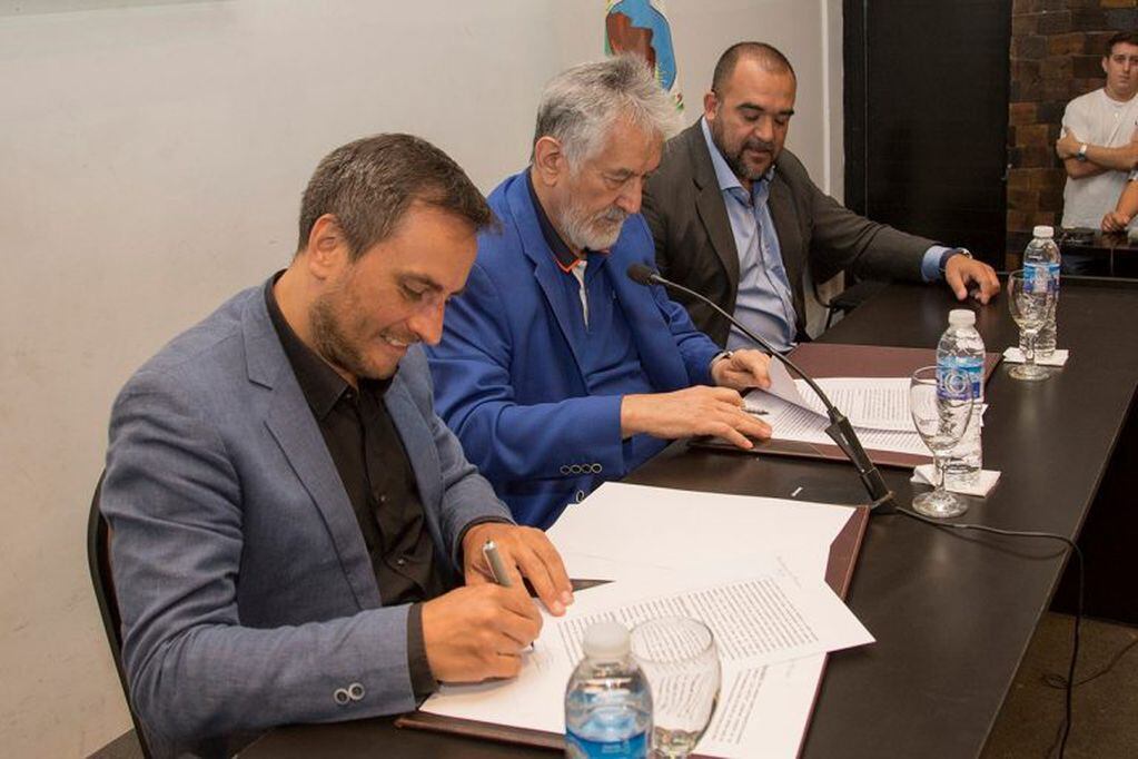 Rodríguez Saá y Cabandié firmaron el acuerdo.
