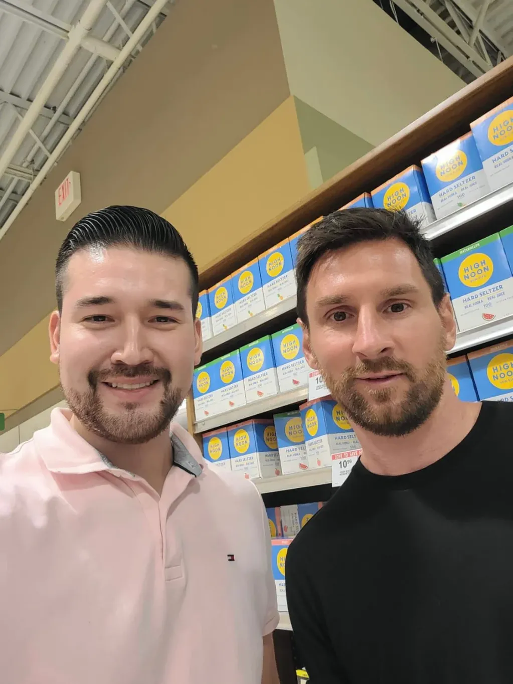 Lionel Messi en un supermercado de Miami, sin dramas para sacarse fotos con quien se lo pidiera.