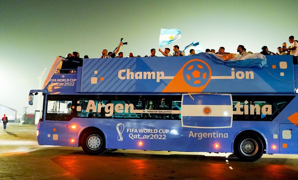 Argentina, tras ser campeón del mundo, celebró por las calles de Qatar. (@Argentina)