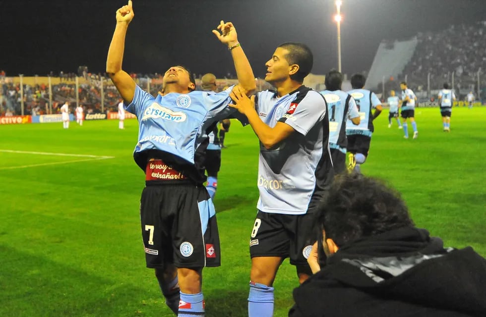 César Pereyra ya marcó el segundo gol de Belgrano ante River y lo celebra mirando al cielo (Foto: Archivo / La Voz).