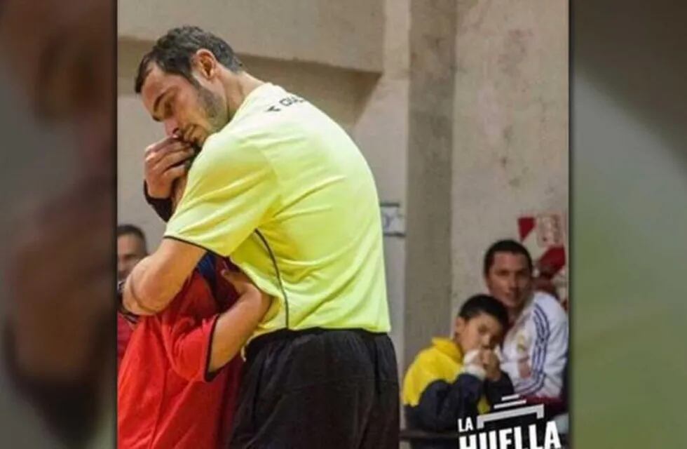 El gesto de un árbitro en una final de fútbol infantil