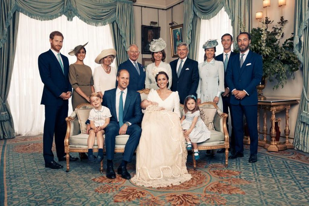 Foto de la familia real, en el bautismo del hijo de los duques de Cambridge