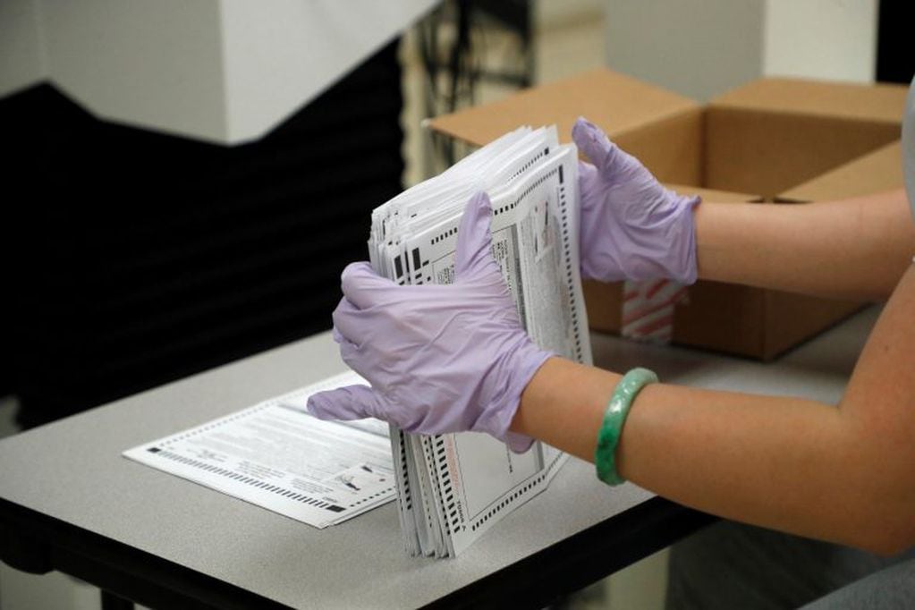 El decreto instruye a las agencias federales a que “amplíen el acceso al procedimiento de registro para el voto”.