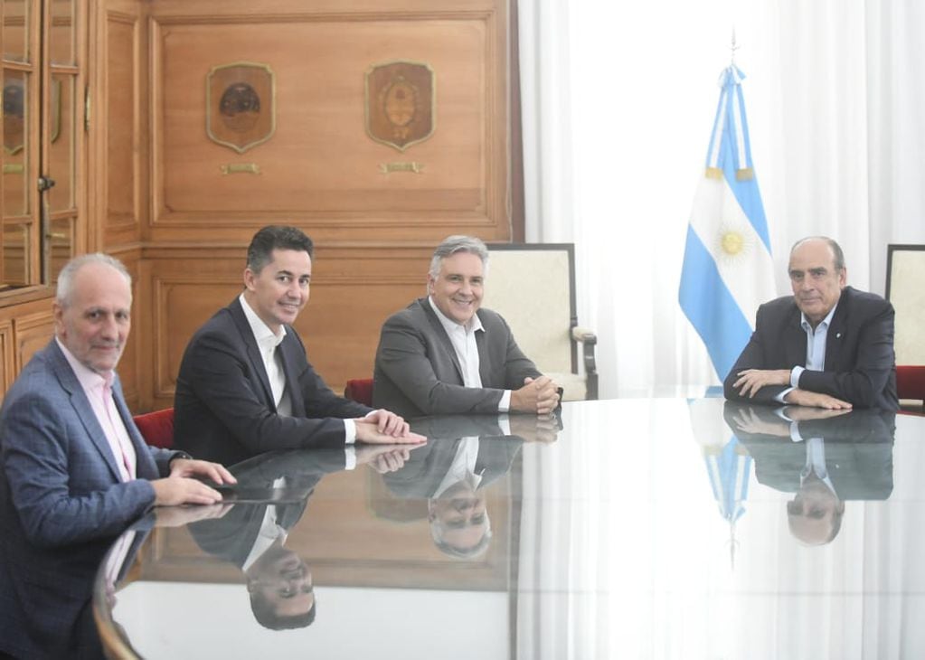 Diálogo. El ministro Guillermo Francos, con el gobernador Llaryora, quien fue acompañado por los ministros Manuel Calvo (Gobierno) y Daniel Pastore (Vinculación Comunitaria).